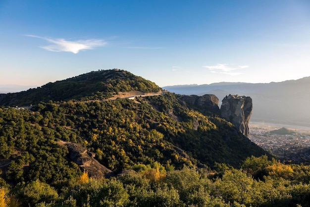 D'énormes piliers rocheux formation de Meteora sur la ville de Kalampaka à côté des montagnes du Pinde Kalabaka Grèce