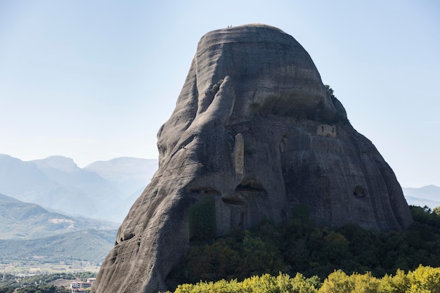 D'énormes piliers rocheux formation de météores à côté de la région de l'ouest des montagnes du Pinde Thessalie Kalabaka Grèce