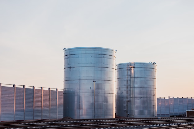 D&#39;énormes réservoirs pour le stockage de liquides sont situés près de la voie ferrée