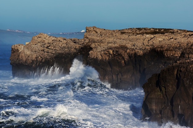 Photo d'énormes vagues frappant la falaise et explosant en cantabrie, au nord de l'espagne