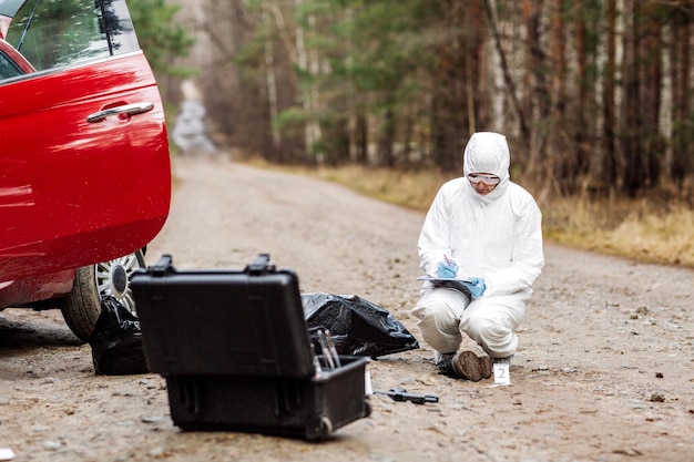 Enquête sur les lieux du crime recueillant des preuves