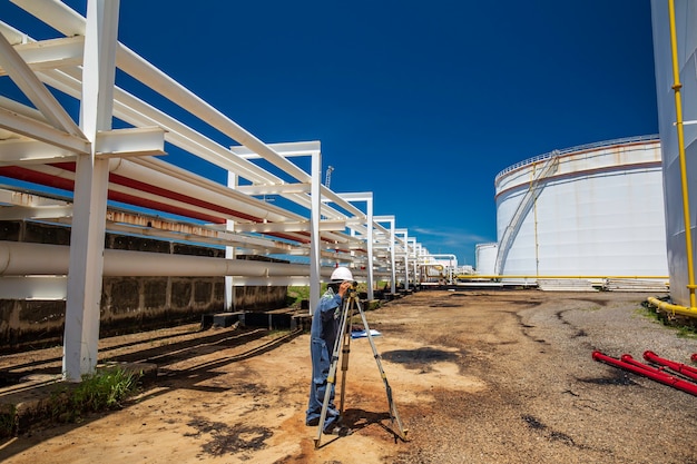 Enquête sur les travailleurs masculins inspection visuelle de l'inspection par caméra de l'industrie des pipelines de pétrole et de gaz à vapeur