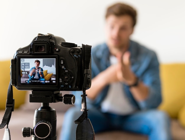 Photo enregistrement d'un homme adulte pour un blog personnel à la maison