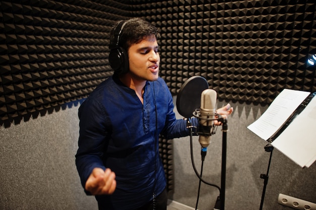Enregistrement de jeune chanteuse asiatique en studio