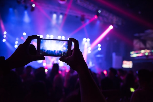 Enregistrement vidéo du concert sur le téléphone un smartphone.