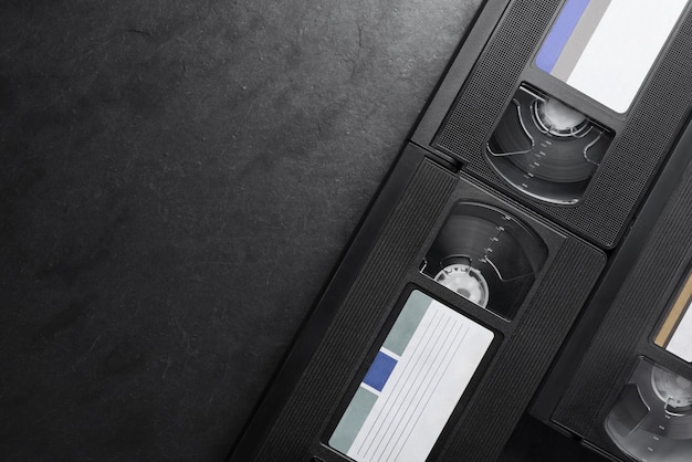 Enregistrements de cassettes vidéo noires sur fond d'ardoise noire. Espace de copie