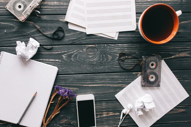 enregistrements de musique et notes sur fond de bois