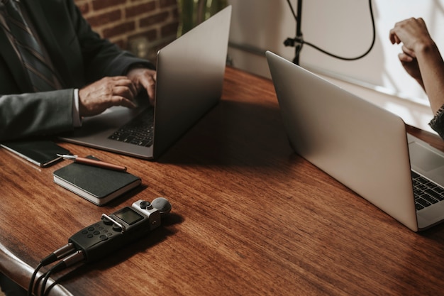 Enregistreur de son portable sur une table en bois