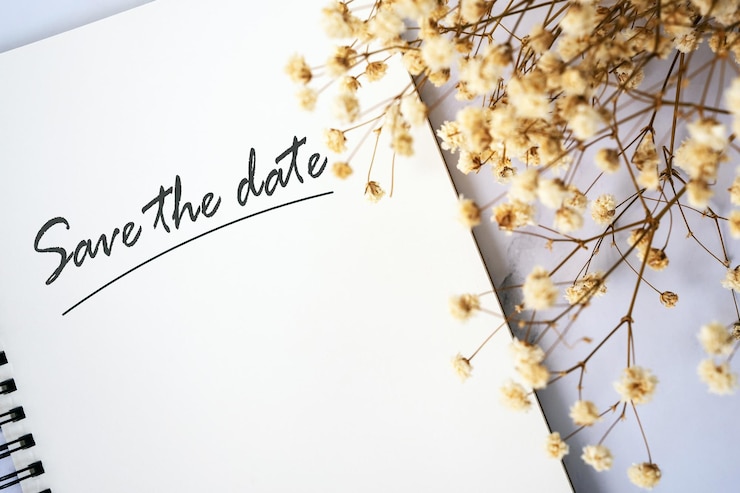 Photo enregistrez l'avis de date avec la fleur de gypsophile
