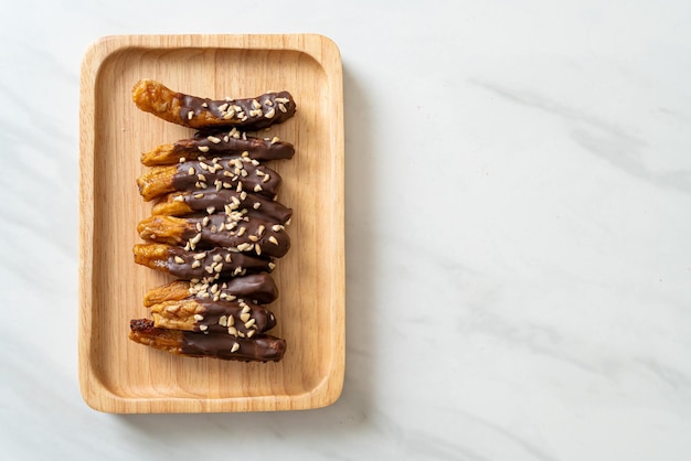 enrobage de chocolat à la banane séché au soleil ou chocolat trempé à la banane