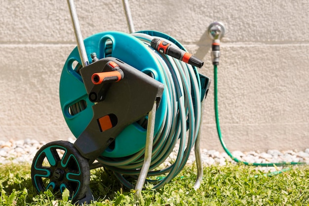 Enrouleur de tuyau pour arrosage connecté avec robinet externe Enrouleur de tuyau d'arrosage mobile pour arroser la pelouse
