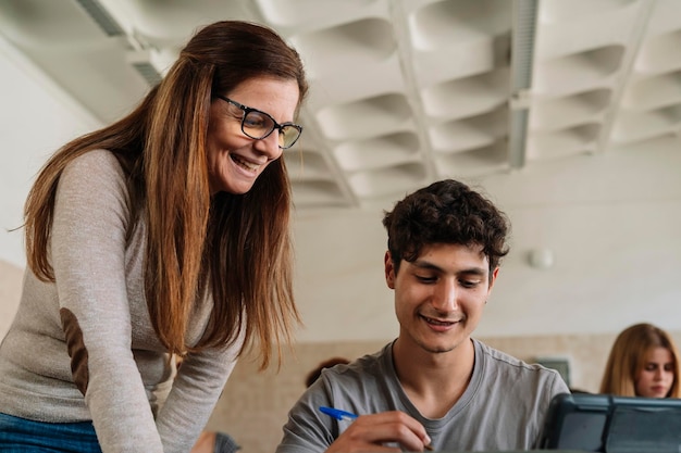 Enseignant aidant un étudiant en classe