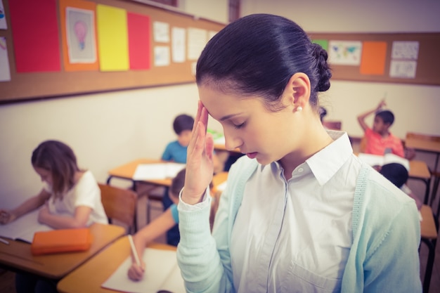 Enseignant ayant mal à la tête en classe