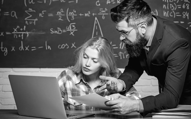 L'enseignant collabore avec des collègues. Retour au concept de l'école et de l'éducation. Tableau noir pour copie