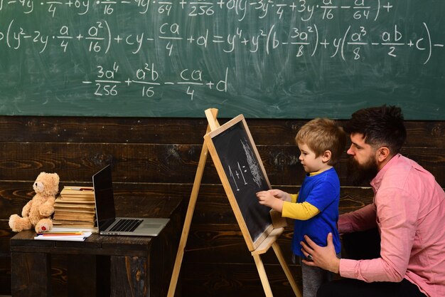 Photo l'enseignant crée un sentiment de communauté et d'appartenance dans la classe. retour à l'école. l'enseignant peut avoir un impact durable. le tuteur ou l'enseignant doit être une personne énergique.