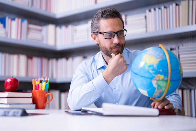 Enseignant dans les connaissances et l'éducation en classe avec un bel enseignant enseignant avec livre en classe ma