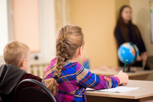 Enseignant donnant des cours aux élèves du primaire.