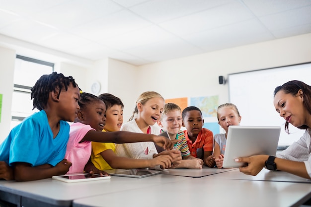 Un enseignant donnant une leçon avec ordinateur tablette