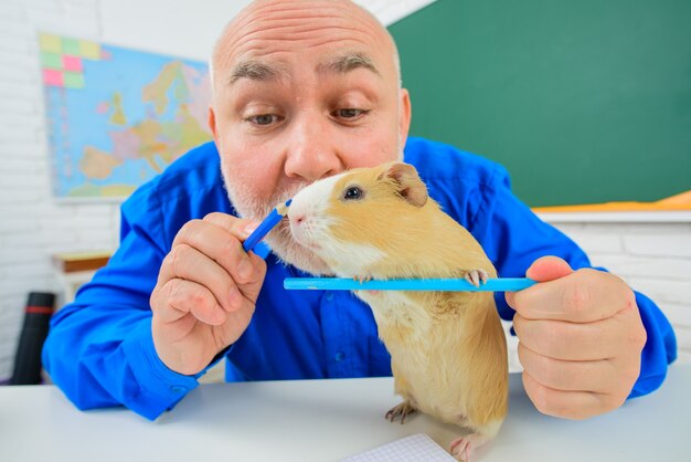 Enseignant drôle de septembre de zoologie apprenant le concept d'école d'éducation enseignant masculin dans la salle de classe heureuse