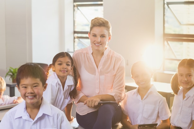 Enseignant avec des élèves en classe