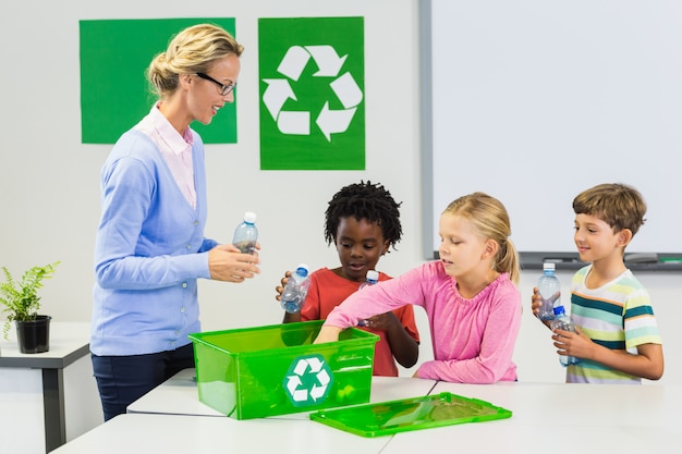 Enseignant et enfants discutant du recyclage