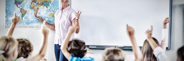 Enseignant enseignant aux enfants en classe