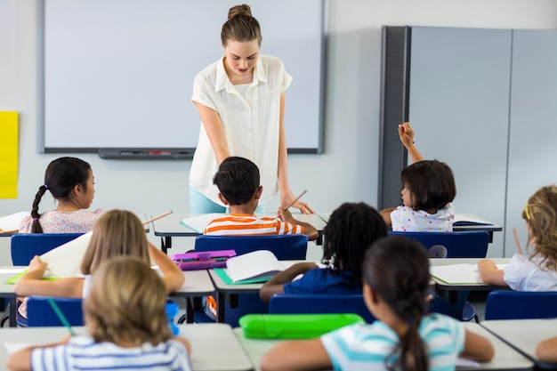 Enseignant enseignant aux enfants