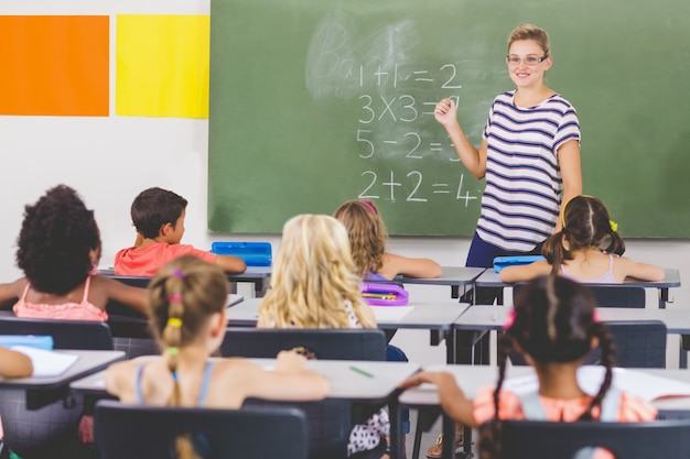 Enseignant Enseignant Les Mathématiques Aux écoliers En Classe