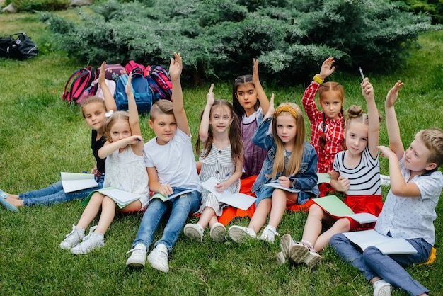 Un enseignant enseigne une classe d'enfants dans un parc extérieur