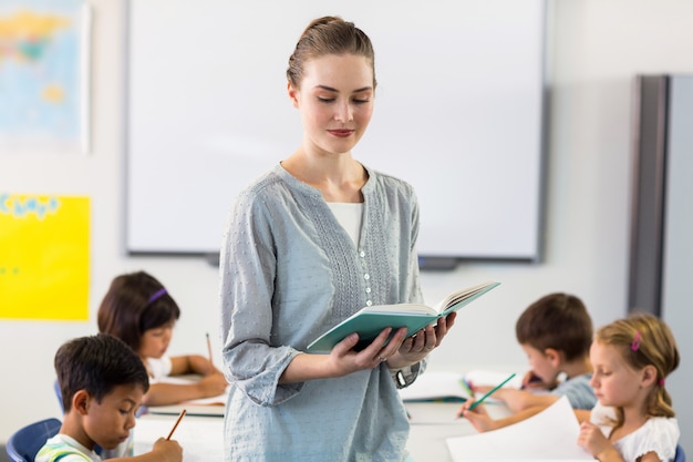 Enseignant, enseignement, étudiants, classe