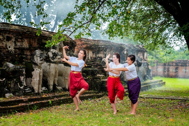 Enseignant entraînant deux belles filles dansent la thaïlandaise Le spectacle de Khon est une forme d&#39;art majeure