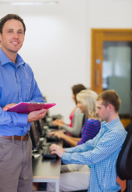 Enseignant Avec Des étudiants Utilisant Des Ordinateurs Dans La Salle Informatique