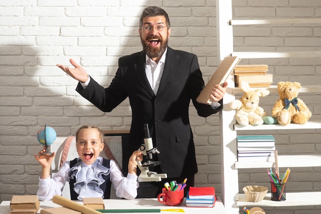 Enseignant excité avec une écolière émerveillée dans une leçon d'école petit élève scolarisé heureux drôle d'école...