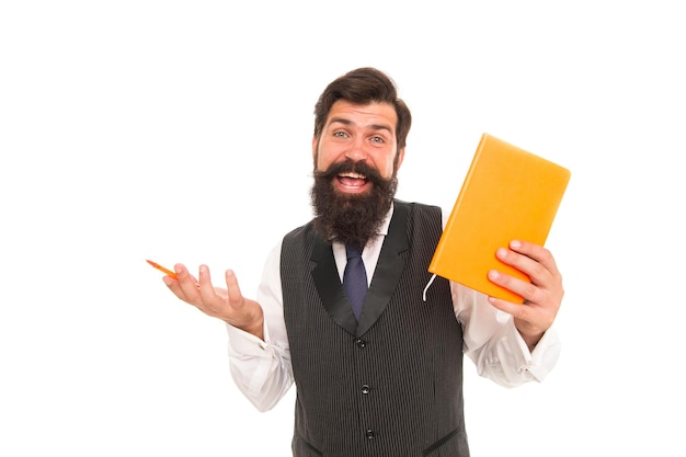 Un enseignant heureux tient un livre scolaire avec un stylo pour lire et écrire, l'éducation.