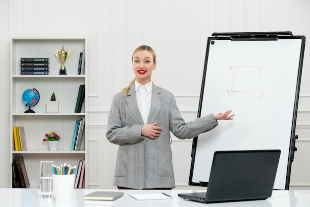 Enseignant Jeune Instructeur Mignon En Costume En Classe Avec Ordinateur Portable Et Tableau Blanc Enseignant Aux étudiants