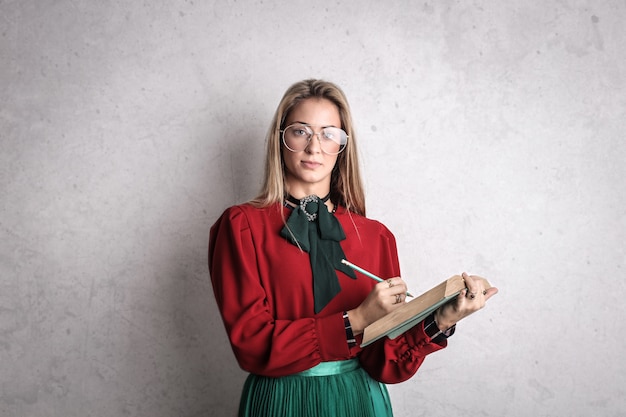 Enseignant avec un livre et un stylo