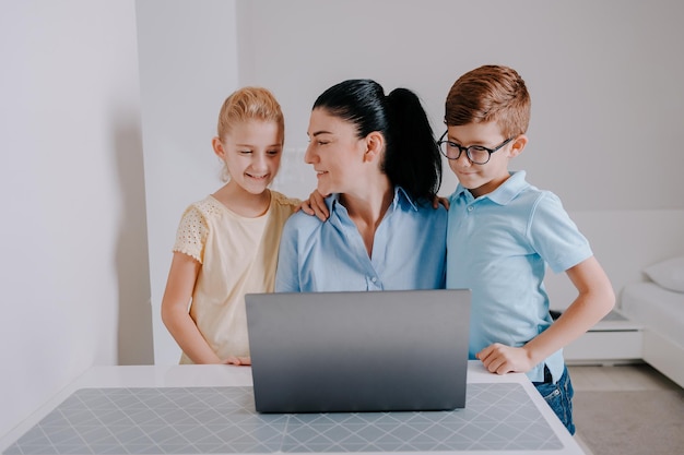 Enseignant particulier faisant des cours à la maison avec des enfants