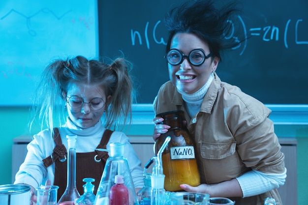 Enseignant Et Petite Fille Pendant La Leçon De Chimie Mélangeant Des Produits Chimiques