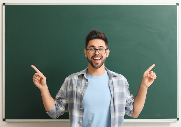 Enseignant Près Du Tableau Noir En Classe