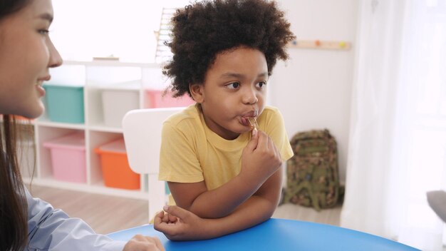 Un enseignant préscolaire avec des enfants étudie en classe. Rentrée de la maternelle et cours d'été.