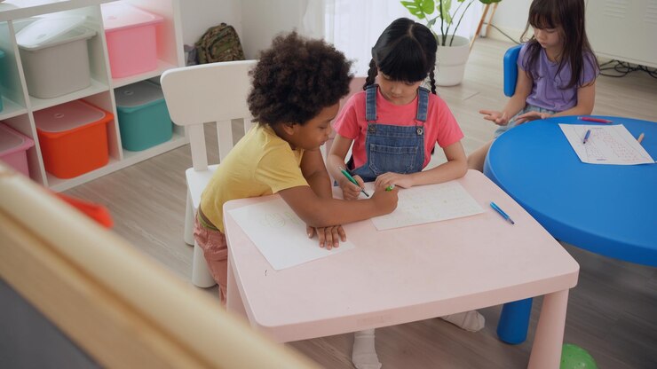 Un enseignant préscolaire avec des enfants étudie en classe. La rentrée de la maternelle