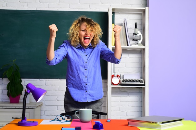 Photo enseignant qui crie en classe retour à l'école journée mondiale des enseignants école enseignante caucasienne