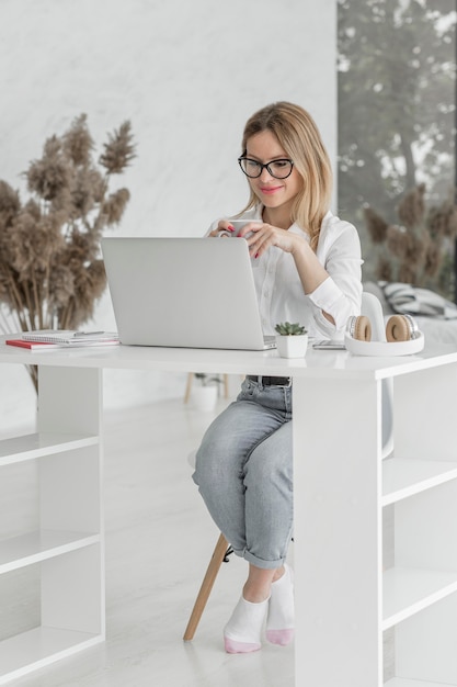 Photo enseignant se prépare pour un cours en ligne