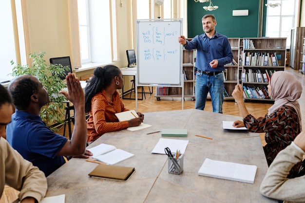 Enseignant travaillant avec la classe