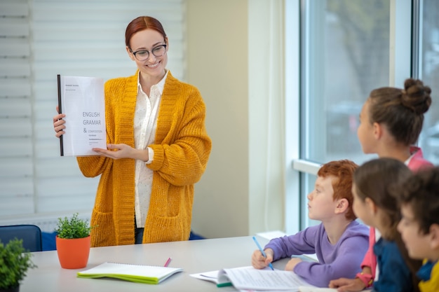 L'enseignant travaillant avec un petit groupe d'enfants