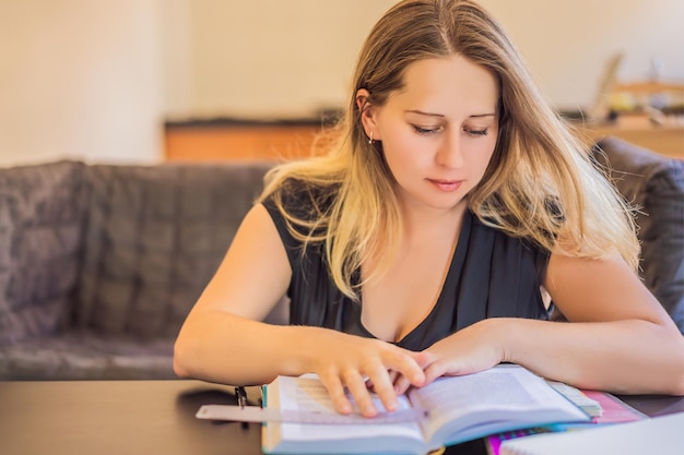 Enseignant tuteur pour l'école à la maison à table