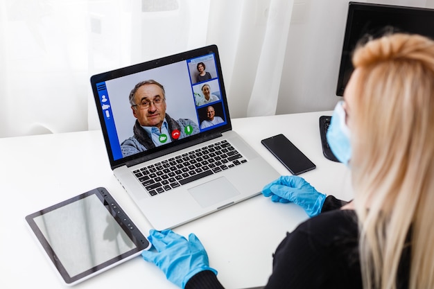 Enseignant, tuteur ou professeur avec casque, ordinateur portable et appareil photo dans son bureau expliquant quelque chose lors d'une leçon en ligne ou d'une conférence vidéo, d'un webinaire