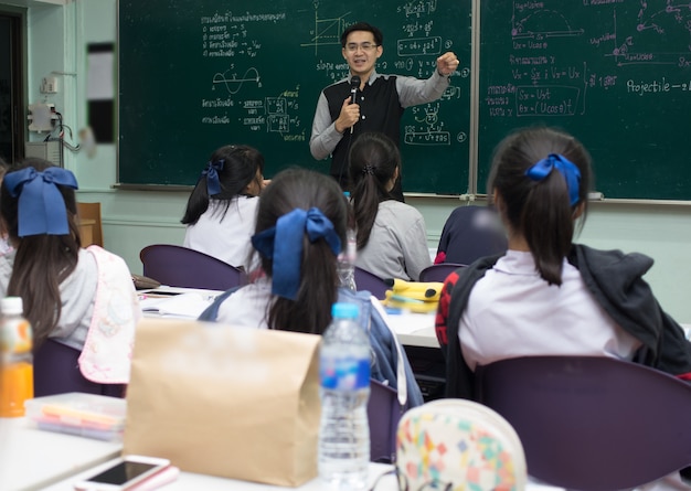 Une enseignante asiatique donne une leçon à un groupe d&#39;étudiants