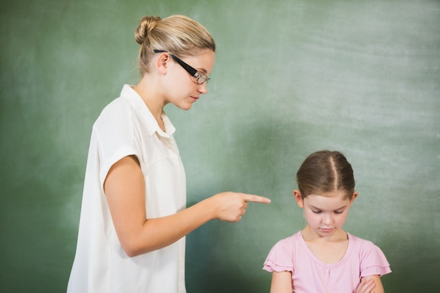 Enseignante criant à une fille en classe