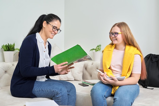 Enseignante étudiant individuellement avec une adolescente